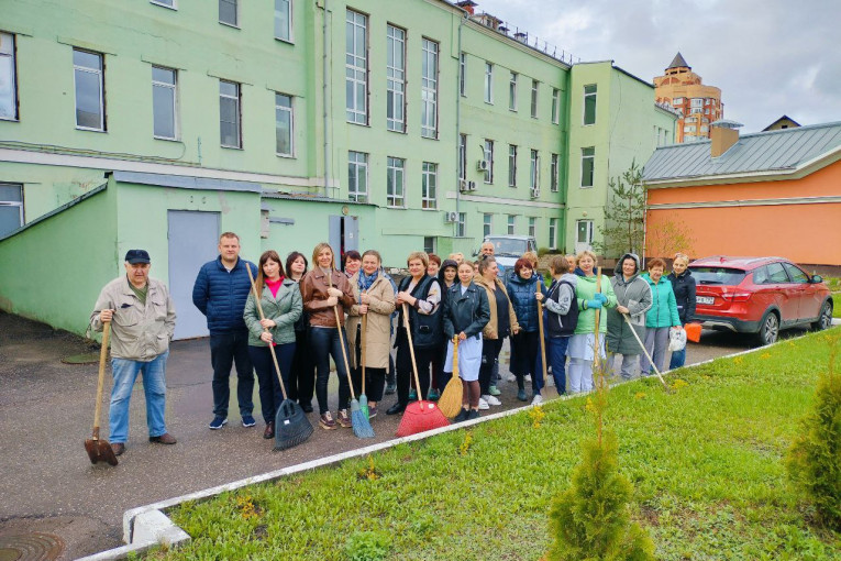 Коллектив поликлиники кардиодиспансера на субботнике Коллектив поликлиники кардиодиспансера на субботнике.